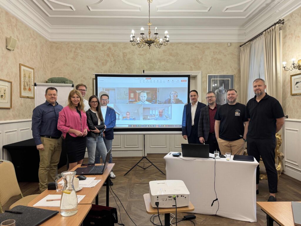 Grupowe zdjęcie Członków - tych na miejscu i tych online